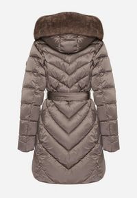 Born2be - Szara Pikowana Kurtka z Wiązanym Paskiem i Kapturem z Futerkiem Fenama. Okazja: na co dzień, na spacer. Kolor: szary. Materiał: futro. Styl: casual, elegancki