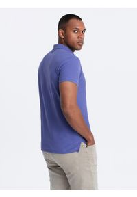 Ombre Clothing - Jednokolorowa koszulka polo męska BASIC z dzianiny pique - fioletowa V12. Okazja: na co dzień. Typ kołnierza: polo. Kolor: fioletowy. Materiał: dzianina. Wzór: haft, aplikacja, jednolity. Styl: sportowy, wizytowy, casual #6