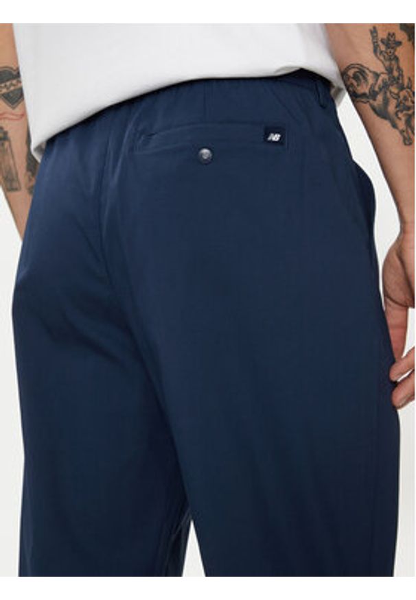 New Balance Spodnie materiałowe Athletics Standard MP43554NNY Granatowy Regular Fit. Kolor: niebieski. Materiał: bawełna