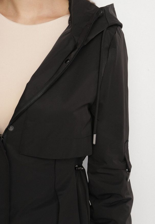 Born2be - Czarny Płaszcz Kurtka Przeciwwiatrowa z Kapturem Amilina. Okazja: na spacer, na co dzień. Typ kołnierza: kaptur. Kolor: czarny. Materiał: wełna, jeans. Wzór: aplikacja. Styl: casual, elegancki