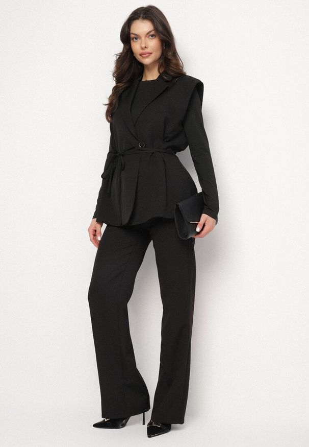 Born2be - Czarna Garniturowa Kamizelka z Usztywnioną Linią Ramion i Paskiem Dannelli. Okazja: na co dzień, na spotkanie biznesowe. Kolor: czarny. Materiał: jeans. Styl: casual, klasyczny, biznesowy