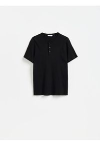 Reserved - T-shirt henley slim fit - czarny. Typ kołnierza: typu henley. Kolor: czarny. Materiał: bawełna, dzianina #1