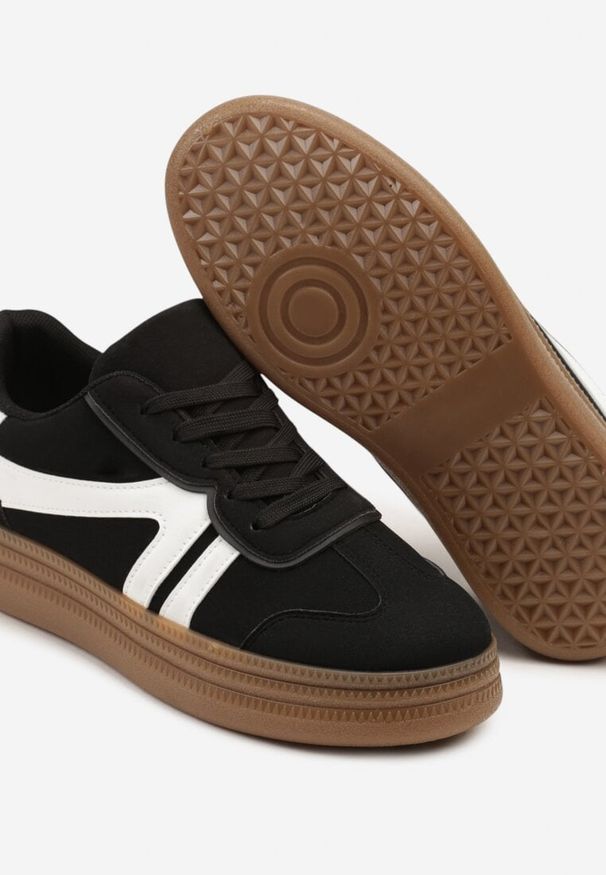 Renee - Czarne Sneakersy Tenisówki Ozdobione Geometrycznym Wzorem Shie. Okazja: na co dzień. Kolor: czarny. Materiał: jeans. Wzór: aplikacja, geometria