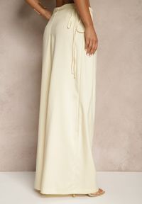 Renee - Żółte Spodnie o Szerokim Kroju High Waist z Kwiatem 3D Firalisse. Okazja: na co dzień. Stan: podwyższony. Kolor: żółty. Wzór: kwiaty. Styl: klasyczny, elegancki, casual #4