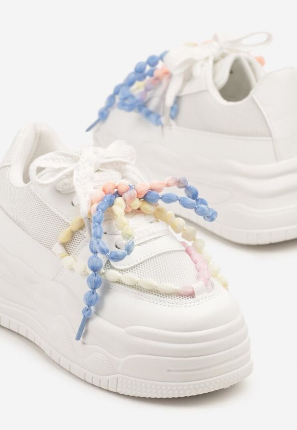 Renee - Białe Sneakersy na Platformie z Koralikami Amovanna. Okazja: na co dzień. Kolor: biały. Materiał: jeans. Wzór: aplikacja. Obcas: na platformie