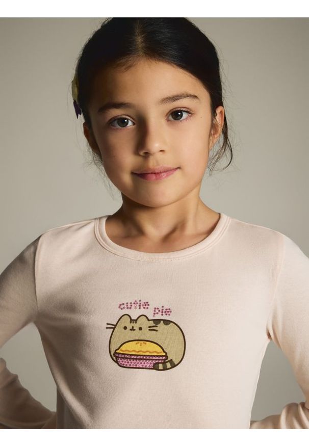 Reserved - Koszulka z aplikacją Pusheen - pastelowy róż. Kolor: różowy. Materiał: bawełna, dzianina. Wzór: aplikacja