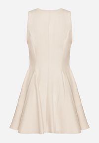 Born2be - Beżowa Sukienka Bez Rękawów o Rozkloszowanym Kroju z Ozdobnymi Guzikami Palanea. Okazja: na co dzień. Typ kołnierza: dekolt w kształcie V. Kolor: beżowy. Długość rękawa: bez rękawów. Typ sukienki: rozkloszowane. Styl: casual, elegancki, klasyczny #2