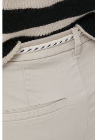 only - Only spodnie damskie kolor beżowy fason chinos medium waist. Kolor: beżowy. Materiał: tkanina
