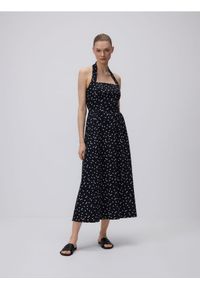 Reserved - Sukienka midi w groszki - czarny. Kolor: czarny. Materiał: bawełna, tkanina. Wzór: grochy. Długość: midi