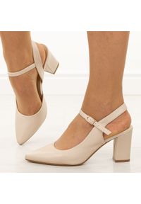 Cieliste sandały damskie na słupku z zakrytymi palcami Sergio Leone sk446. Okazja: na wesele, na ślub cywilny. Zapięcie: sprzączka. Materiał: skóra. Sezon: wiosna, lato. Obcas: na słupku. Styl: elegancki, klasyczny #1