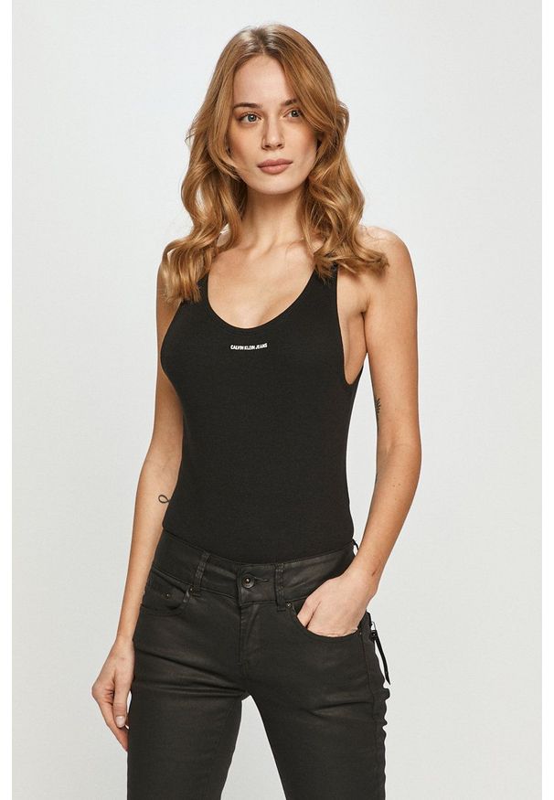 Calvin Klein Jeans - Top. Kolor: czarny. Materiał: bawełna, dzianina. Wzór: nadruk