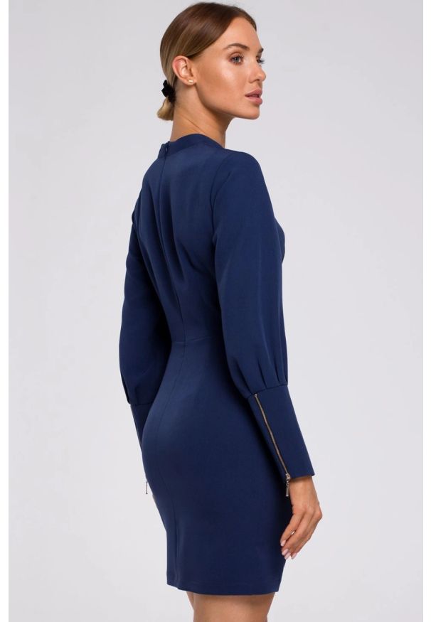 Sukienki.shop - Marszczona sukienka z bufiastymi rękawami granatowa. Okazja: na randkę, na imprezę. Typ kołnierza: kołnierzyk stójkowy. Kolor: niebieski. Materiał: elastan, tkanina. Styl: elegancki, wizytowy. Długość: mini