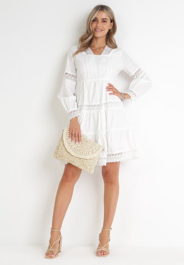 Born2be - Biała Sukienka Mini z Koronkowymi Wstawkami i Rozkloszowanym Dołem Femona. Okazja: na co dzień. Kolor: biały. Materiał: koronka. Typ sukienki: proste. Styl: casual. Długość: mini
