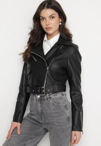 Born2be - Czarna Krótka Kurtka Ramoneska z Paskiem Ozdobionym Klamrą Mavine. Okazja: na co dzień. Kolor: czarny. Materiał: jeans. Długość rękawa: długi rękaw. Długość: krótkie. Wzór: aplikacja. Styl: casual, rockowy, elegancki #2