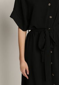 Renee - Czarna Sukienka Acsethia. Kolor: czarny. Materiał: materiał. Typ sukienki: koszulowe. Styl: retro, klasyczny. Długość: midi #4
