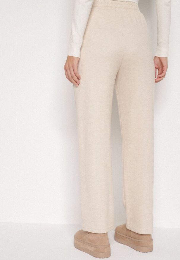 Born2be - Jasnobeżowe Spodnie z Wysokim Stanem Ozdobione Sznurkami Akleria. Okazja: na spacer. Stan: podwyższony. Kolor: beżowy. Materiał: jeans. Wzór: aplikacja