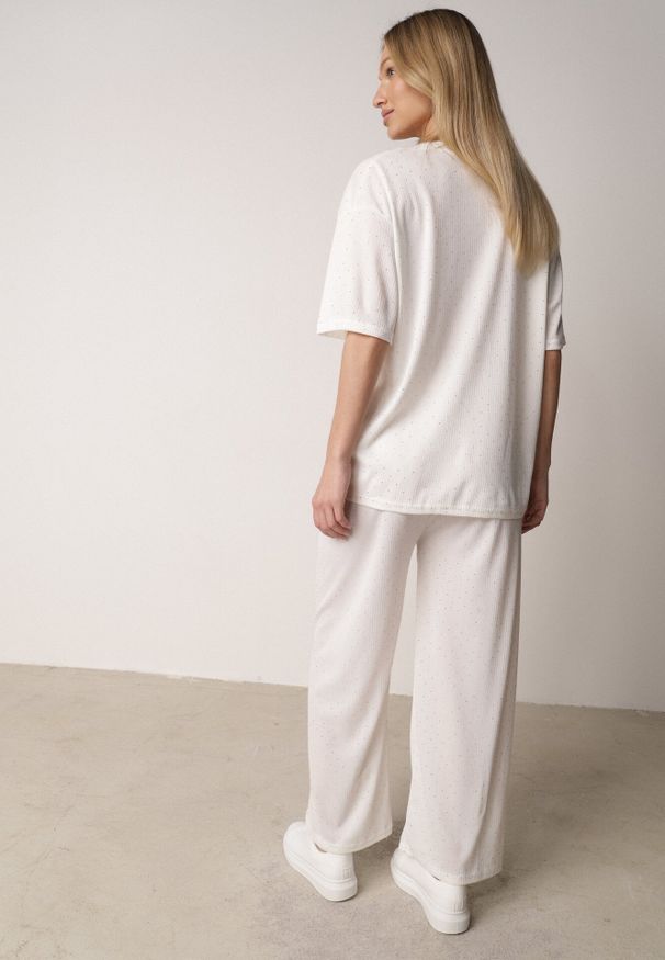Born2be - Biały Komplet Oversize z Cyrkoniami T-shirt i Spodnie Arnatea. Kolor: biały. Wzór: aplikacja