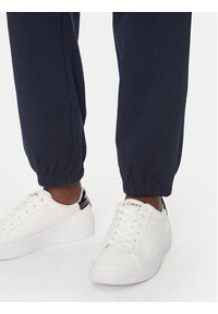 Calvin Klein Jeans Spodnie dresowe Monologo LV047B235G Granatowy Regular Fit. Kolor: niebieski. Materiał: bawełna #5