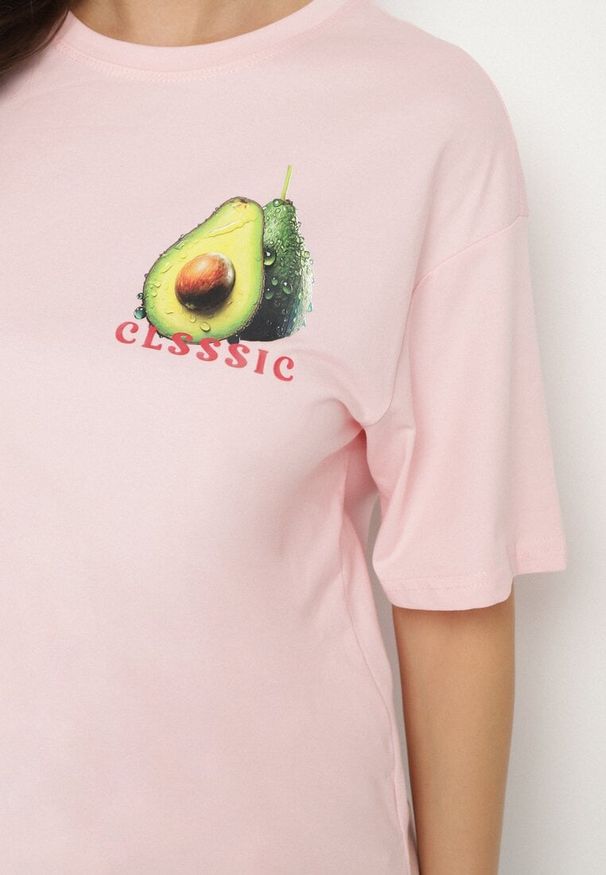 Born2be - Różowy T-shirt z Bawełną i Motywem Awokado Addixa. Okazja: na co dzień. Kolor: różowy. Materiał: bawełna. Styl: klasyczny, casual
