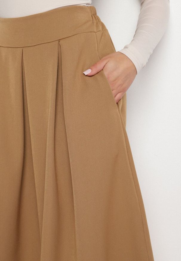 Born2be - Ciemnobeżowa Rozkloszowana Spódnica Midi z Gumką w Pasie Glorina. Okazja: na co dzień. Kolor: beżowy. Styl: elegancki, casual