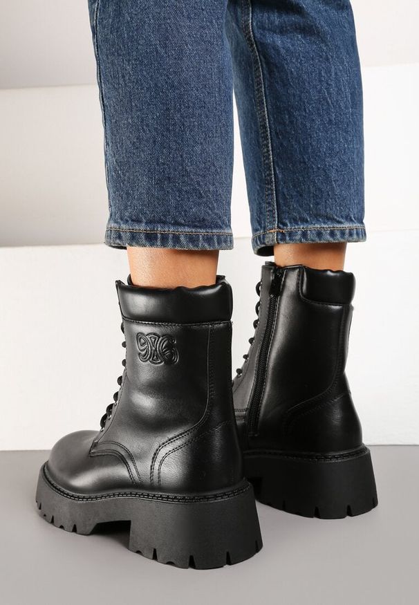 Born2be - Czarne Płaskie Botki Traperki Vices ze Sznurowaniem i Tłoczeniem Zeriana. Okazja: na co dzień. Zapięcie: sznurówki. Kolor: czarny. Materiał: jeans, skóra. Styl: casual, klasyczny