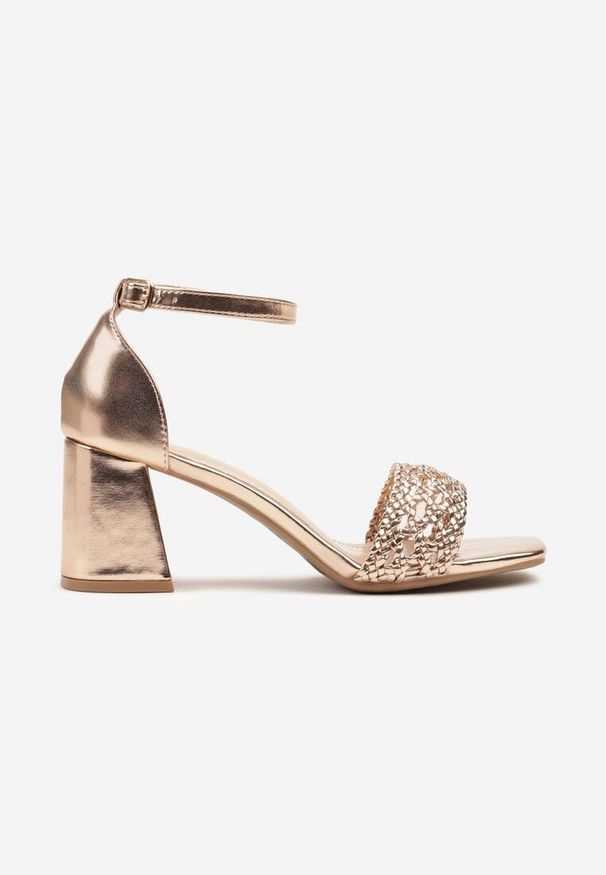 Born2be - Szampańskie Sandały na Obcasie Ażurowym Paskiem Morivelle. Okazja: na co dzień. Zapięcie: pasek. Kolor: złoty. Materiał: jeans. Wzór: ażurowy. Obcas: na obcasie. Styl: casual, elegancki, wizytowy. Wysokość obcasa: średni