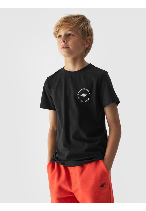 4f - 4F T-shirt regular gładki chłopięcy - czarny 134 (8-9 lat). Okazja: na co dzień. Kolor: czarny. Materiał: bawełna, jersey, dzianina. Długość rękawa: krótki rękaw. Długość: krótkie. Wzór: gładki. Sezon: lato. Styl: sportowy, klasyczny, casual