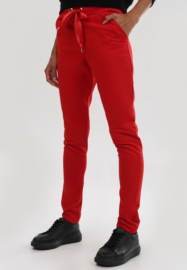 Born2be - Czerwone Spodnie Dresowe Riverflare. Kolor: czerwony. Materiał: dresówka
