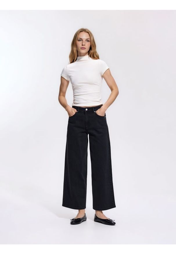 Reserved - Jeansy wide leg z krótszą nogawką - czarny. Kolor: czarny. Długość: krótkie