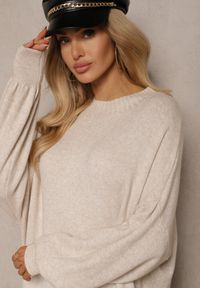 Renee - Jasnobeżowa Pudełkowa Sukienka z Wiskozą i Półgolfem Salindra. Kolor: beżowy. Materiał: wiskoza. Styl: elegancki #3