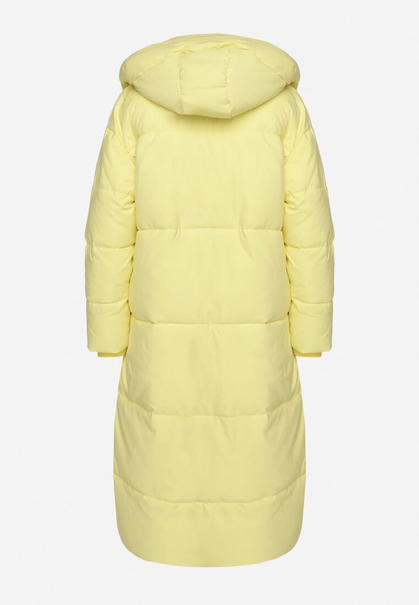 Born2be - Żółta Pikowana Kurtka o Długim Fasonie z Odpinanym Kapturem Daivera. Okazja: na spacer. Kolor: żółty. Materiał: dzianina. Długość: długie. Sezon: zima