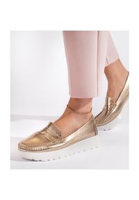 Goodin Ażurowe złote mokasyny damskie na platformie złoty. Kolor: złoty. Wzór: ażurowy. Obcas: na platformie #3
