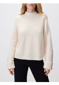 Reserved - Sweter z kontrastową lamówką - kremowy. Kolor: kremowy. Materiał: dzianina