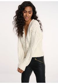 Ochnik - Kremowy sweter damski z nitami. Kolor: biały. Materiał: akryl. Długość: długie. Wzór: aplikacja #2
