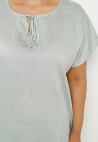 Born2be - Jasnozielona Bluzka z Wiskozą Wiązana przy Dekolcie Dovarelle. Okazja: na co dzień. Kolekcja: plus size. Kolor: zielony. Materiał: wiskoza. Długość rękawa: krótki rękaw. Długość: krótkie. Styl: elegancki, casual #5