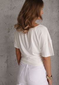 Renee - Biała Nietoperzowa Bluzka z Wiskozy na Jedno Ramię z Marszczeniem w Talii Ariciane. Okazja: na co dzień. Kolor: biały. Materiał: wiskoza. Styl: casual #5