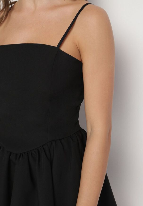 Born2be - Czarna Gorsetowa Sukienka z Rozkloszowanym Dołem Lealetia. Typ kołnierza: dekolt gorset. Kolor: czarny. Długość rękawa: na ramiączkach. Typ sukienki: gorsetowe