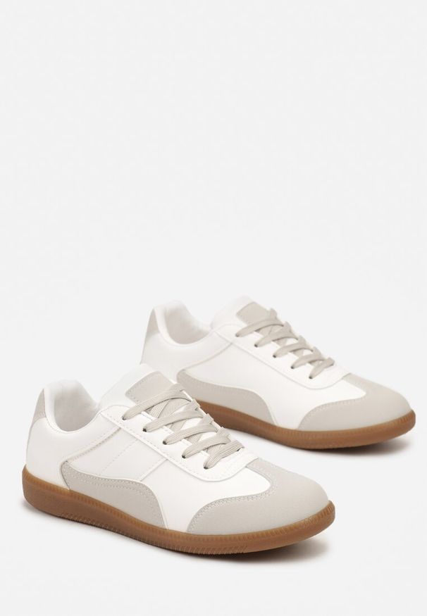 Born2be - Biało-Szare Sneakersy przed Kostkę z Ozdobnymi Przeszyciami Erdafa. Okazja: na co dzień. Wysokość cholewki: przed kostkę. Kolor: biały. Materiał: materiał, jeans