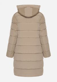 Born2be - Beżowa Pikowana Kurtka z Kapturem i Wysokim Kołnierzem Avalentura. Okazja: na co dzień, na spacer. Typ kołnierza: kaptur. Kolor: beżowy. Materiał: jeans. Sezon: zima. Styl: klasyczny, casual #3