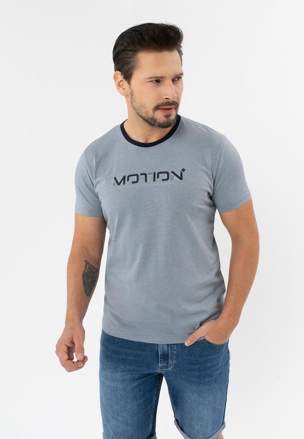 Volcano - T-shirt z nadrukiem TM-MOTION. Okazja: na co dzień. Kolekcja: plus size. Materiał: skóra, dresówka, materiał, jeans, bawełna. Długość rękawa: krótki rękaw. Długość: krótkie. Wzór: nadruk. Styl: casual, klasyczny, sportowy