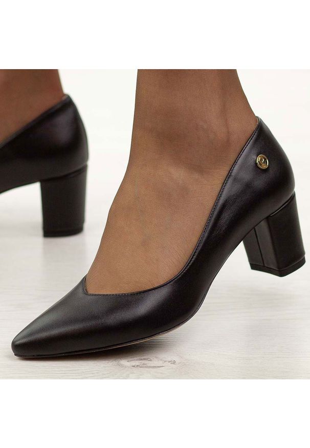 Czarne lico skórzane Polskie czółenka damskie na słupku Prestige 2105 OBL. Okazja: na wesele, na ślub cywilny, na imprezę. Kolor: czarny. Materiał: skóra. Szerokość cholewki: normalna. Styl: klasyczny, elegancki