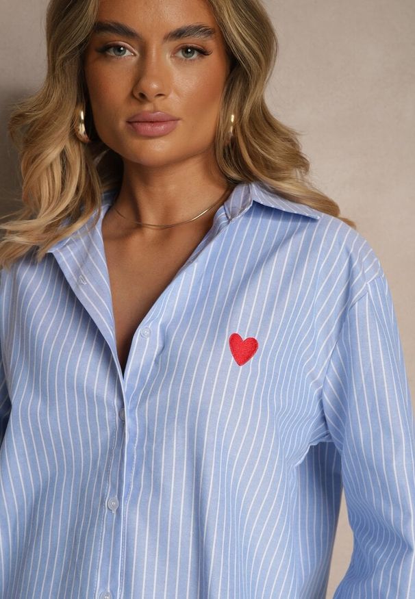 Renee - Jasnoniebieska Prążkowana Koszula Oversize Zdobiona Haftem w Kształcie Serca Taleniela. Okazja: na co dzień. Typ kołnierza: kołnierzyk klasyczny. Kolor: niebieski. Materiał: prążkowany. Długość rękawa: długi rękaw. Długość: długie. Wzór: haft, aplikacja. Styl: klasyczny, casual, elegancki