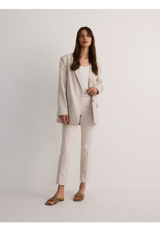 Reserved - Spodnie cygaretki w kant - beżowy. Kolor: beżowy. Materiał: tkanina, bawełna