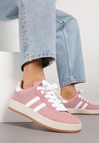 Born2be - Różowo-Białe Sneakersy z Ozdobnymi Paskami Rilanira. Okazja: na co dzień. Zapięcie: pasek. Kolor: różowy. Materiał: jeans. Wzór: paski