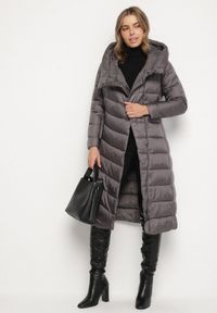 Born2be - Szara Długa Pikowana Kurtka Płaszcz z Kapturem i Ozdobnymi Suwakami Vlemika. Typ kołnierza: kaptur. Kolor: szary. Długość: długie #6