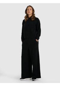 4f - 4F Bluza dresowa nierozpinana z kapturem damska - czarna L. Okazja: na co dzień. Typ kołnierza: kaptur. Kolor: czarny. Materiał: dresówka. Styl: casual