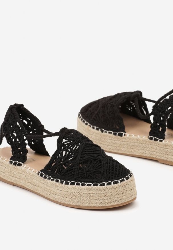 Born2be - Czarne Płaskie Espadryle na Podeszwie Ozdobionej Plecionką Wiązane Wokół Kostki z Ceretta. Nosek buta: okrągły. Kolor: czarny. Materiał: materiał. Wzór: aplikacja. Sezon: lato. Obcas: na obcasie. Styl: klasyczny. Wysokość obcasa: niski