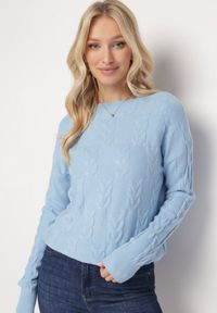 Born2be - Jasnoniebieski Sweter o Warkoczowym Splocie z Okrągłym Dekoltem Selinera. Kolor: niebieski. Materiał: dzianina. Wzór: ze splotem. Styl: klasyczny