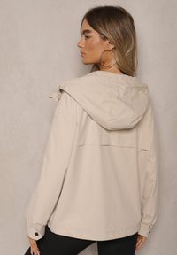 Renee - Beżowa Kurtka o Fasonie Wiatrówki Ozdobiona Kieszeniami Bralisa. Okazja: na co dzień, na spacer. Kolor: beżowy. Wzór: aplikacja. Styl: sportowy, elegancki, casual #3