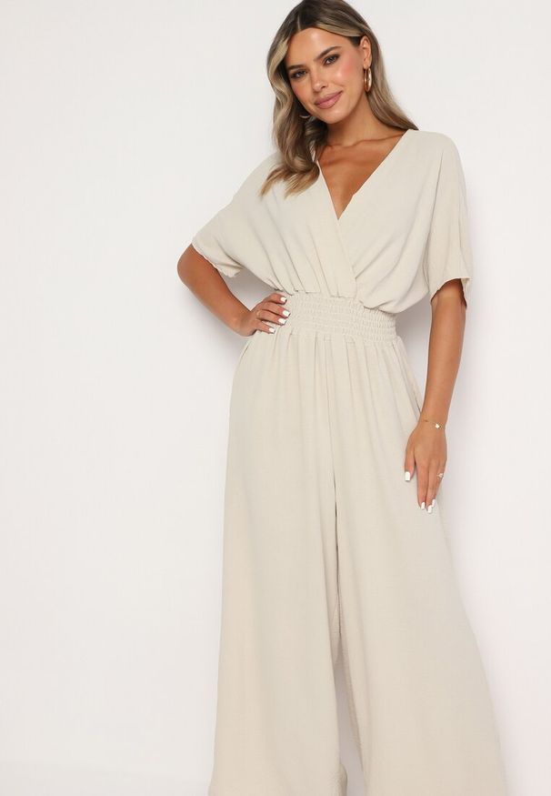Born2be - Beżowy Kopertowy Kombinezon z Gumką w Talii i Szerokimi Nogawkami Vimashea. Okazja: na co dzień. Kolor: beżowy. Styl: casual, elegancki